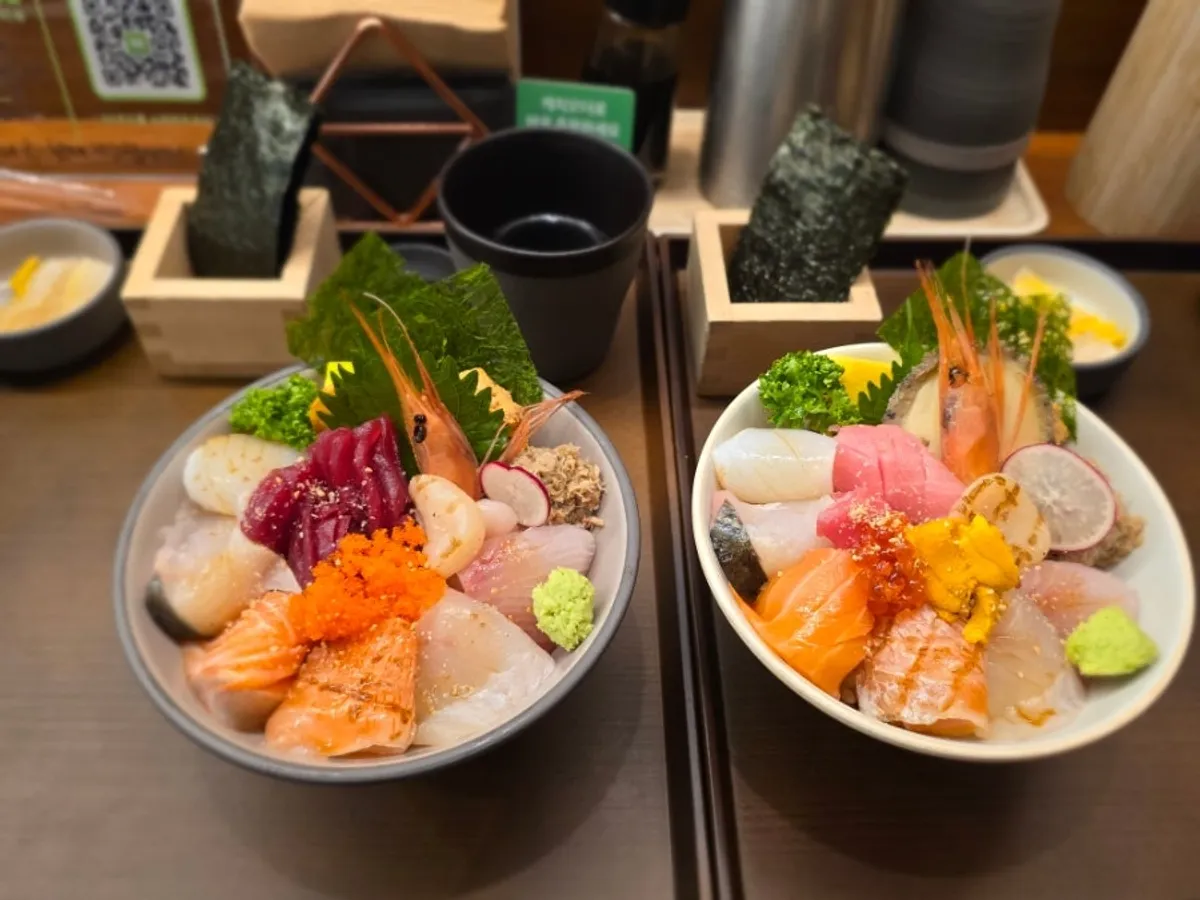 一品 麻谷店のカイセン丼一式
