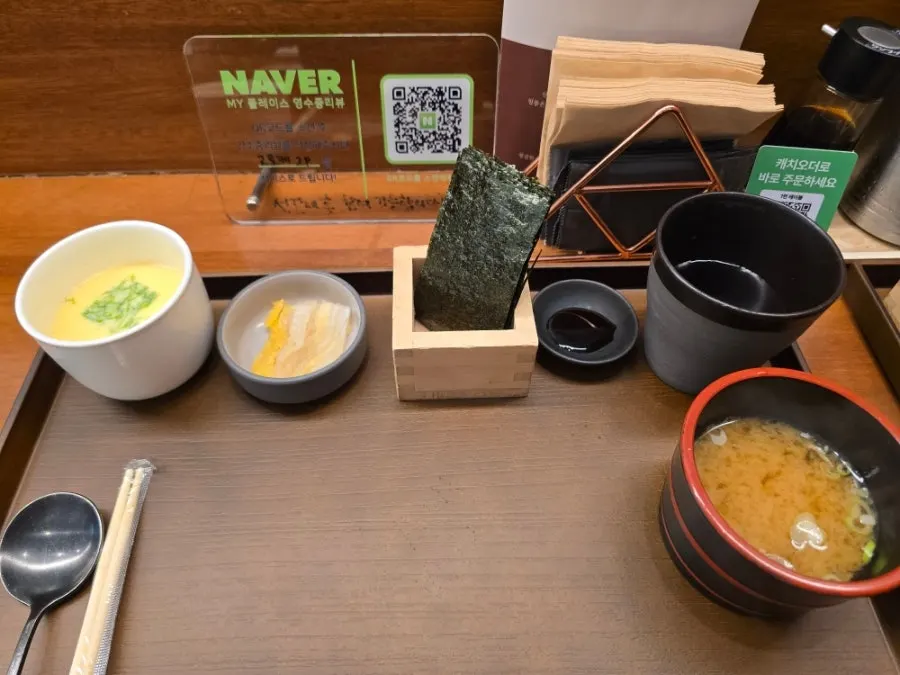 注文したカイセン丼のテーブルセッティング