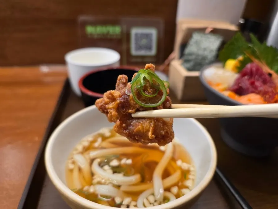 唐揚げがのったミニ冷やしうどん