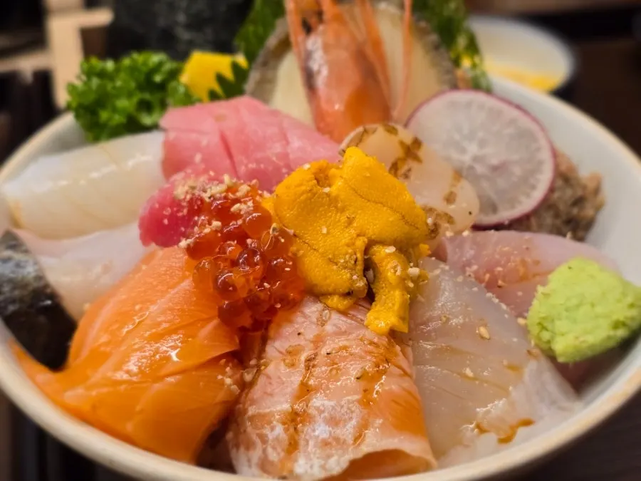 ウニと鮑がのったプレミアムカイセン丼
