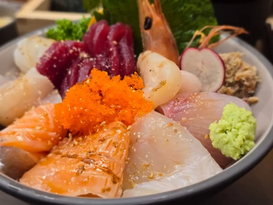 マグロ・サーモン・ヒラメがぎっしりの基本カイセン丼