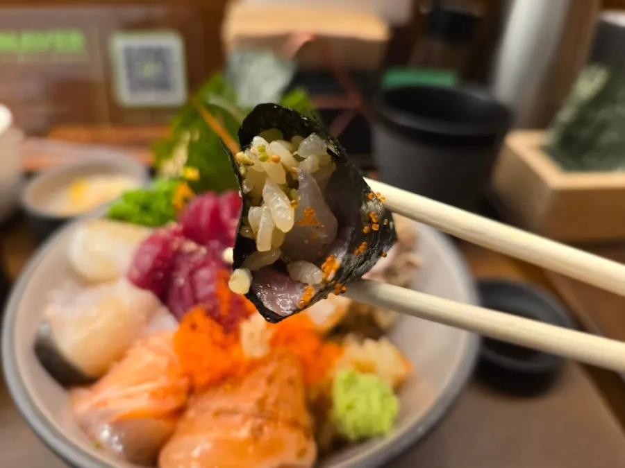 海苔にご飯と熟成刺身をのせた様子