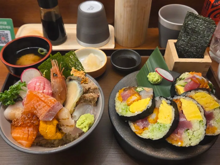 Kaisendon and futomaki served together