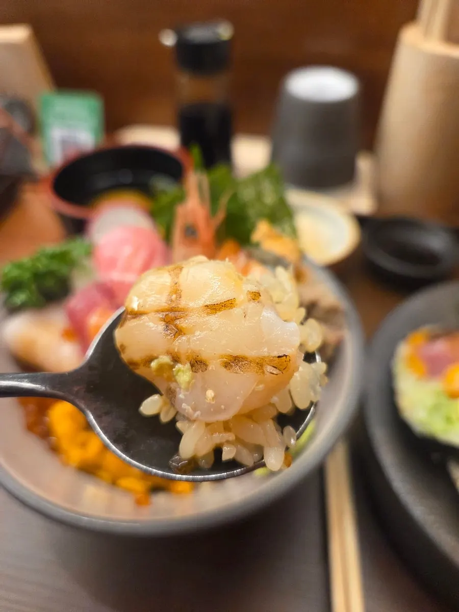 Scallop on top of the kaisendon