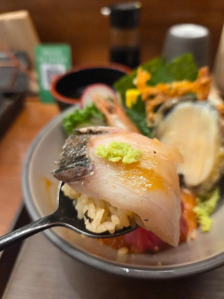 Thickly sliced salmon sashimi