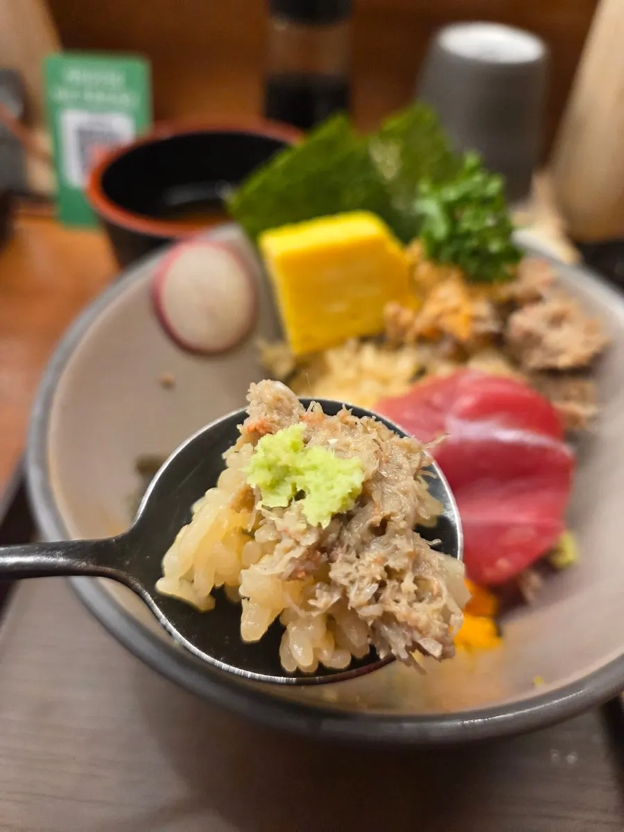 Well-seasoned fluffy kaisendon rice