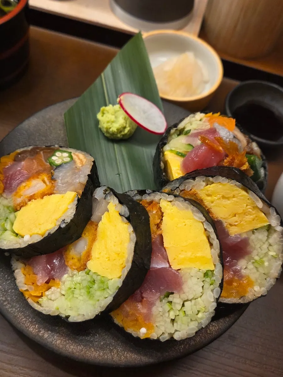 A large futomaki half roll at Ilpum