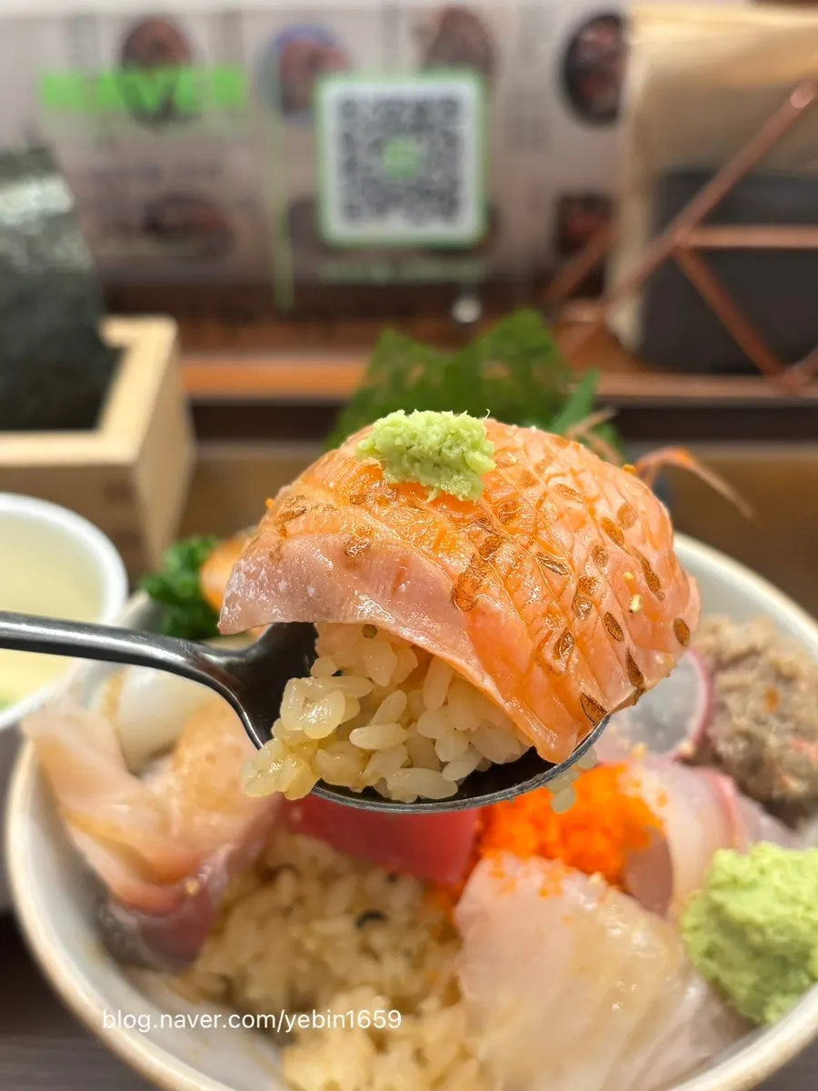 Salmon and tuna sashimi on top of the kaisendon