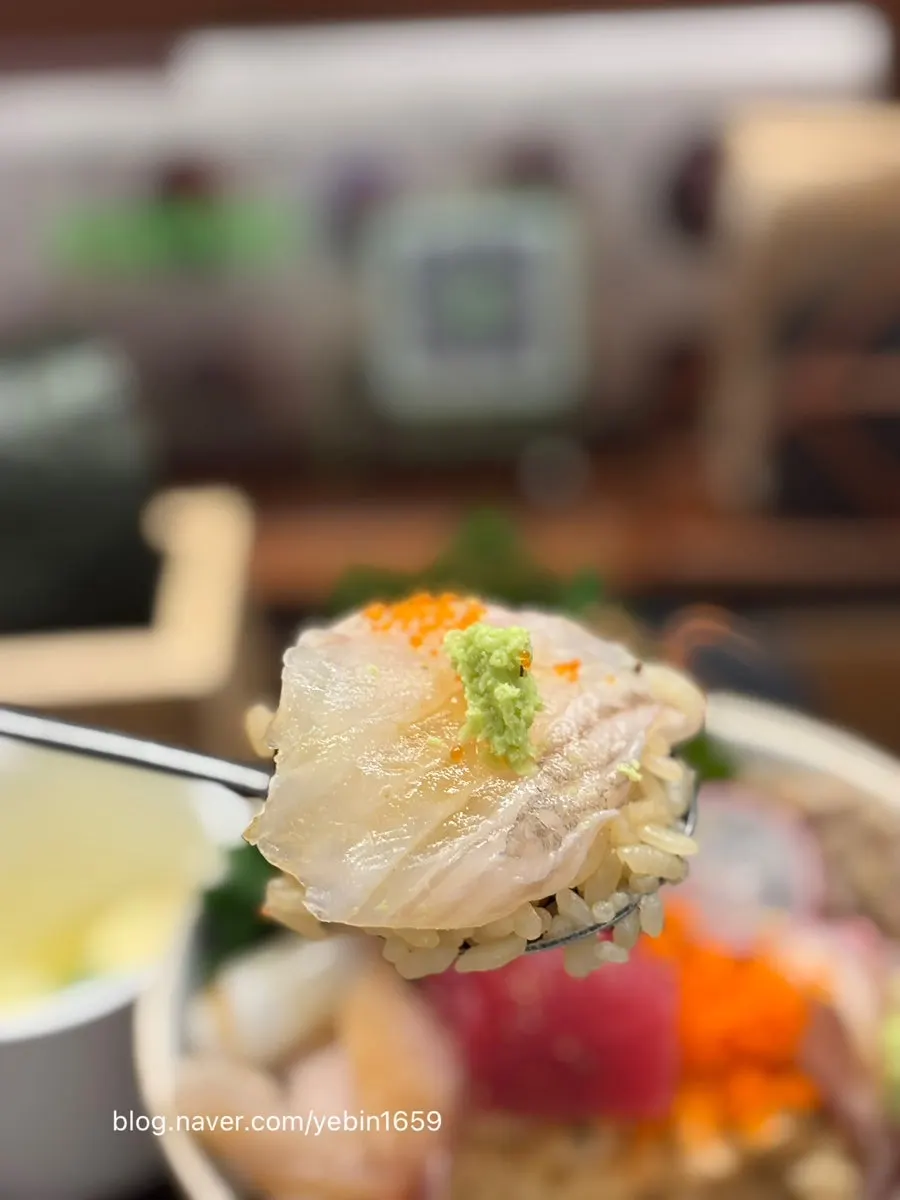 Scallop and roe toppings on the kaisendon
