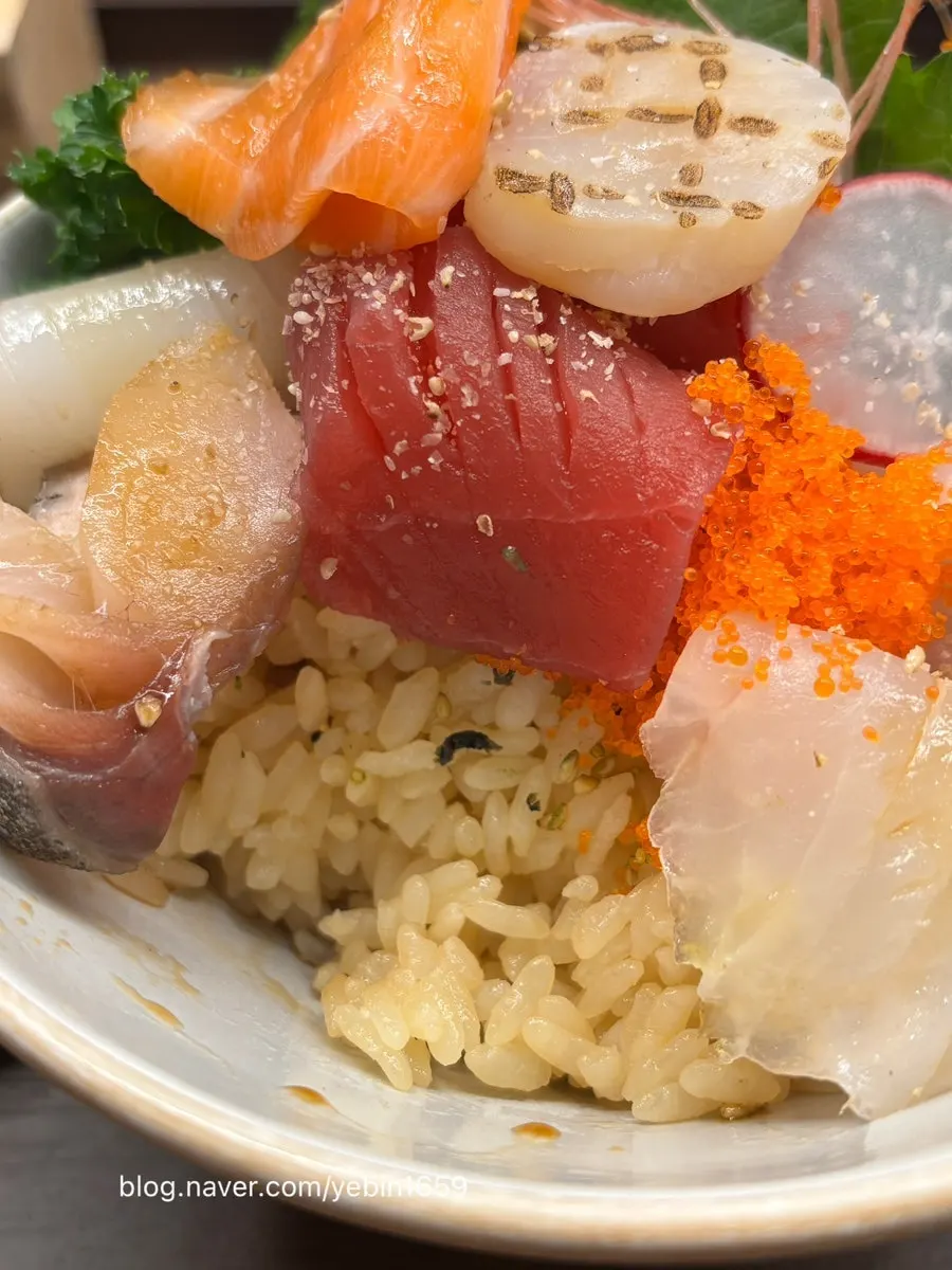 A spoonful of seasoned rice and sashimi together