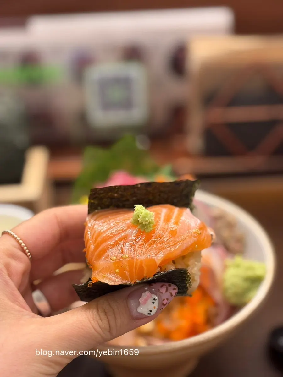 Rice and sashimi wrapped in gamtae