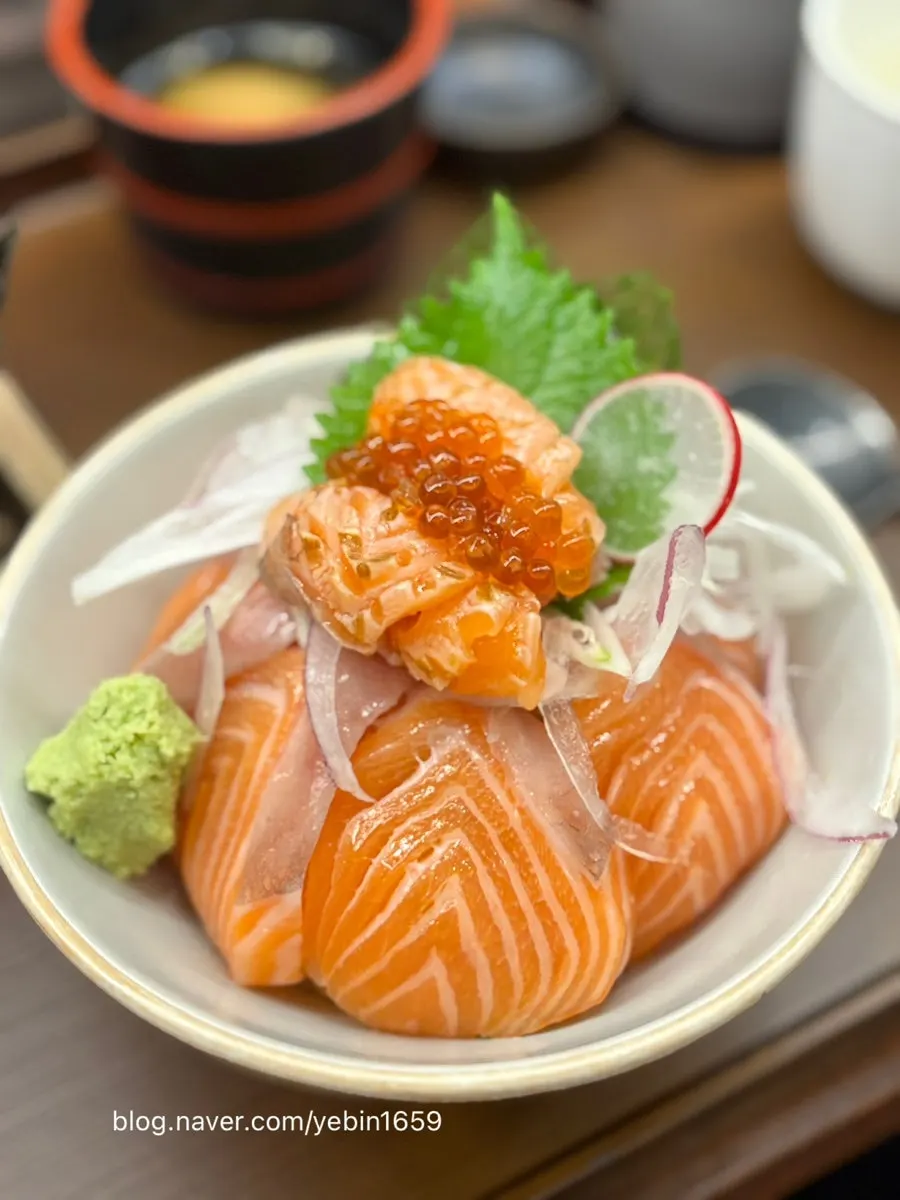 Salmon sakedon covered in thick salmon slices