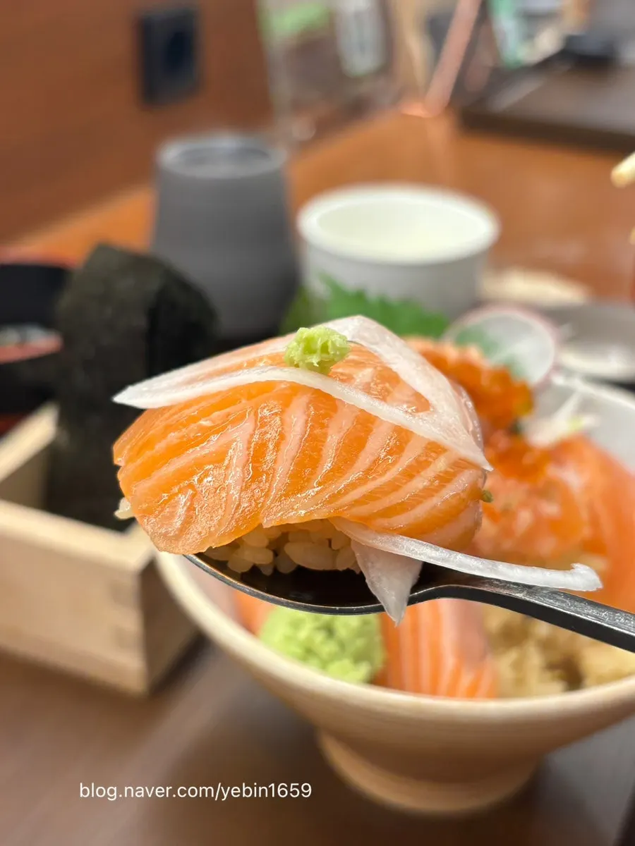 Torched salmon and salmon roe on the sakedon