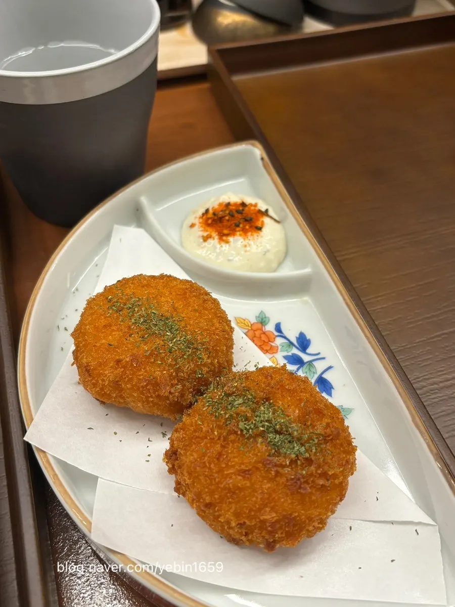 Table set with the salmon sakedon