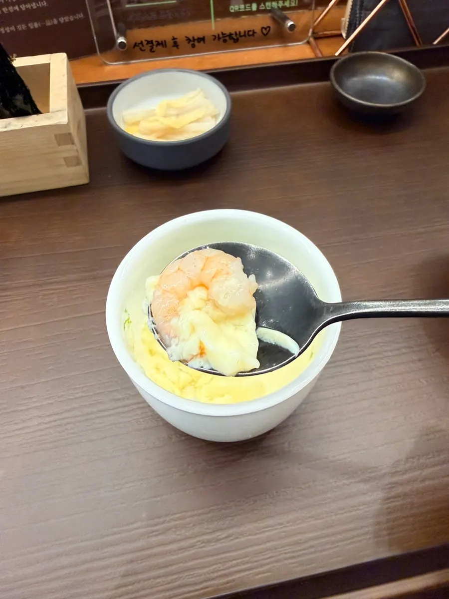 카이센동 회와 밥을 함께 든 젓가락