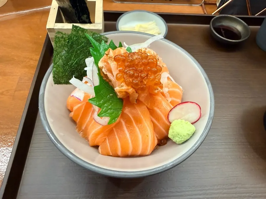재료별로 맛을 보는 카이센동 한 그릇
