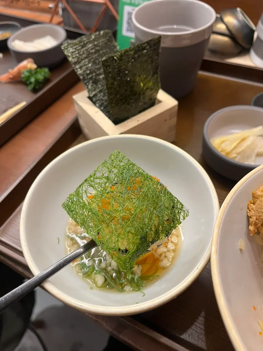 Wrapping sashimi in seaweed from the kaisendon