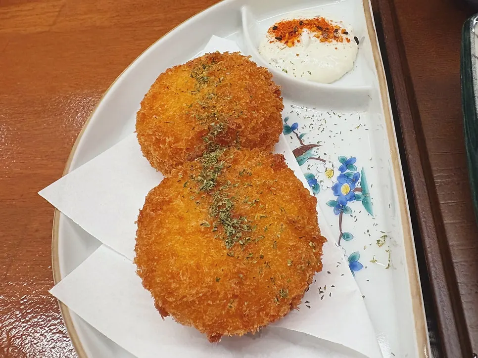 카이센동을 먹는 중간 테이블 모습