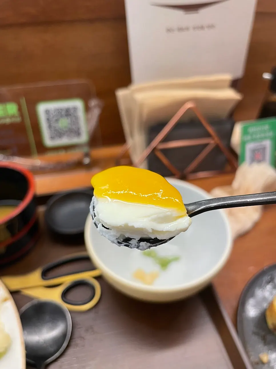 망고 시럽을 올린 우유빛 판나코타