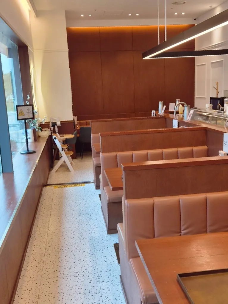 Seating at Ilpum Magok during weekday lunch hours