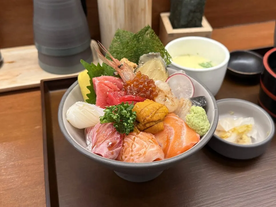 Full view of the ₩37,000 premium kaisendon