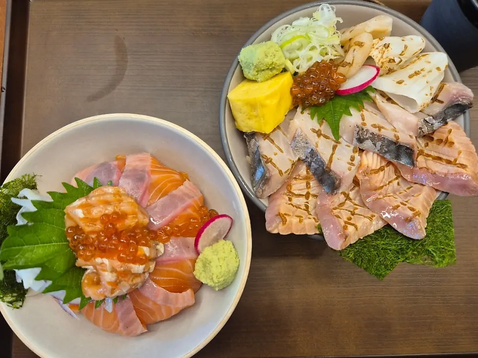 Salmon sakedon and aburidon served together