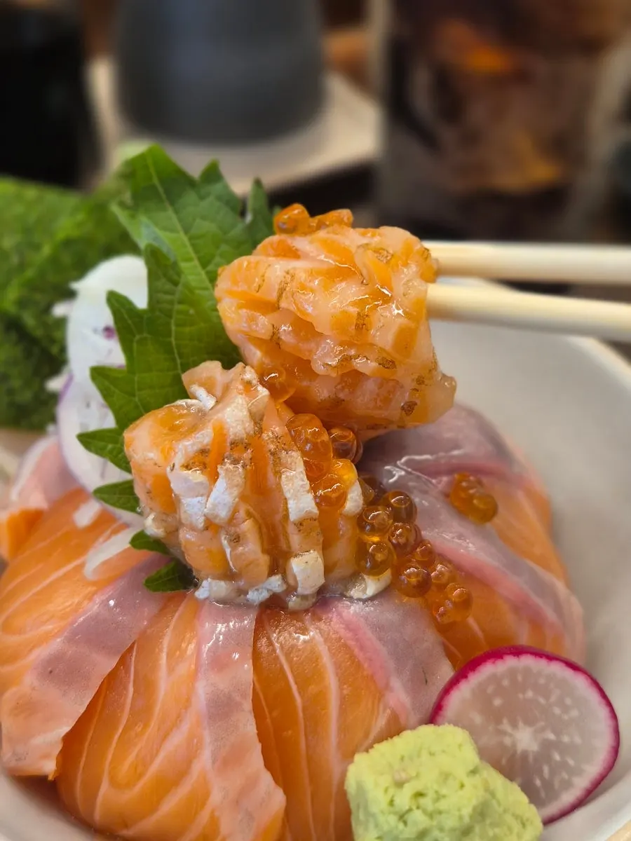 Salmon sakedon topped with salmon roe and gamtae