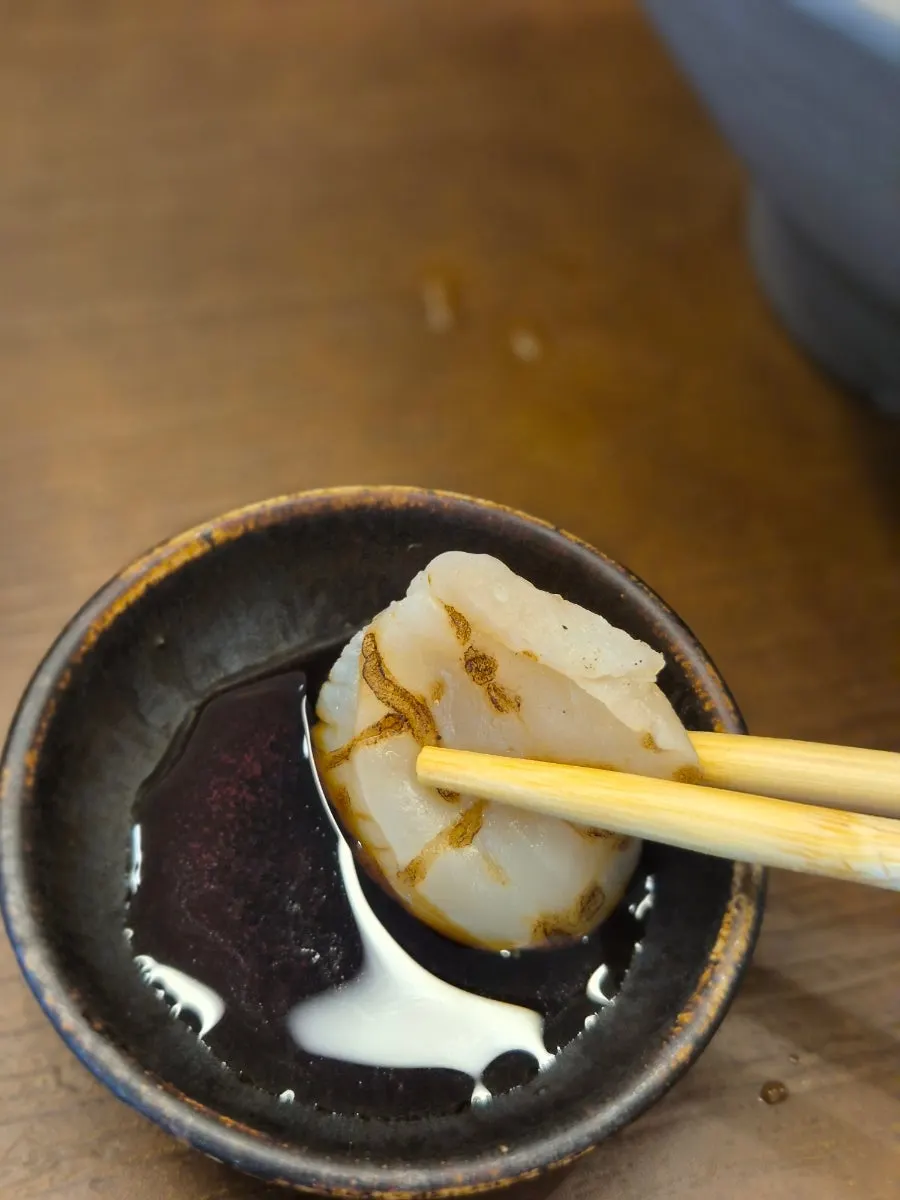 Scallop from the aburidon dipped in soy sauce