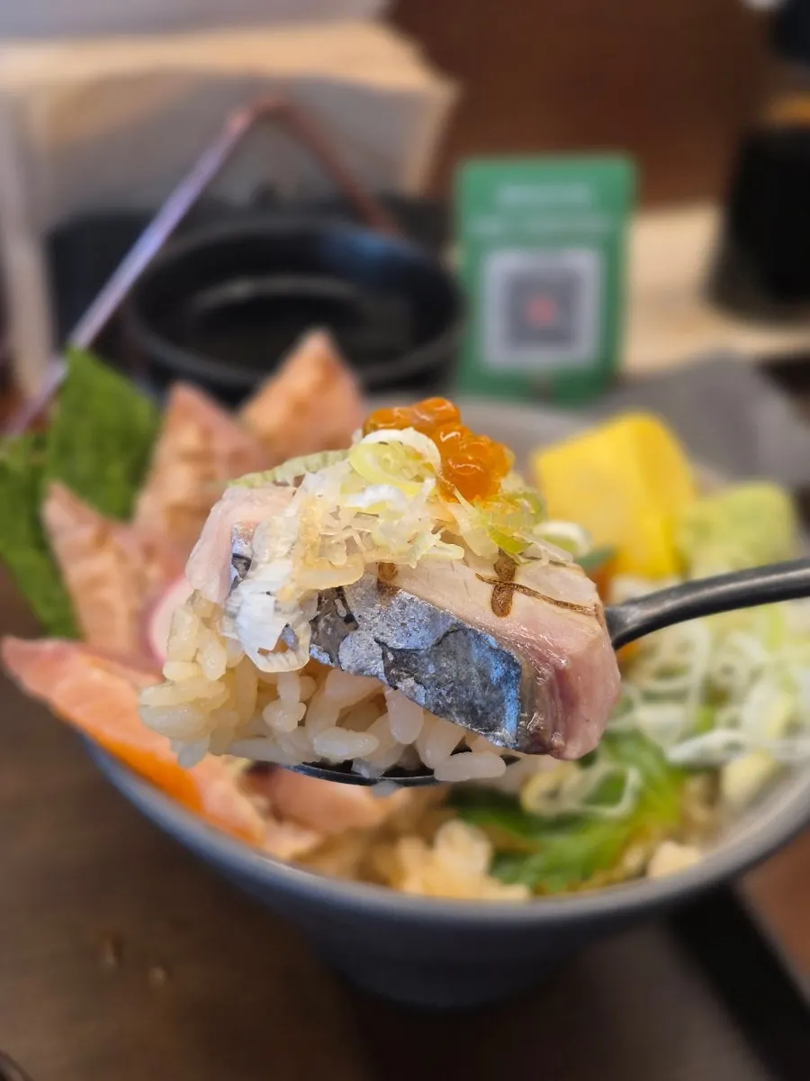 Aburidon combo topped with salmon roe
