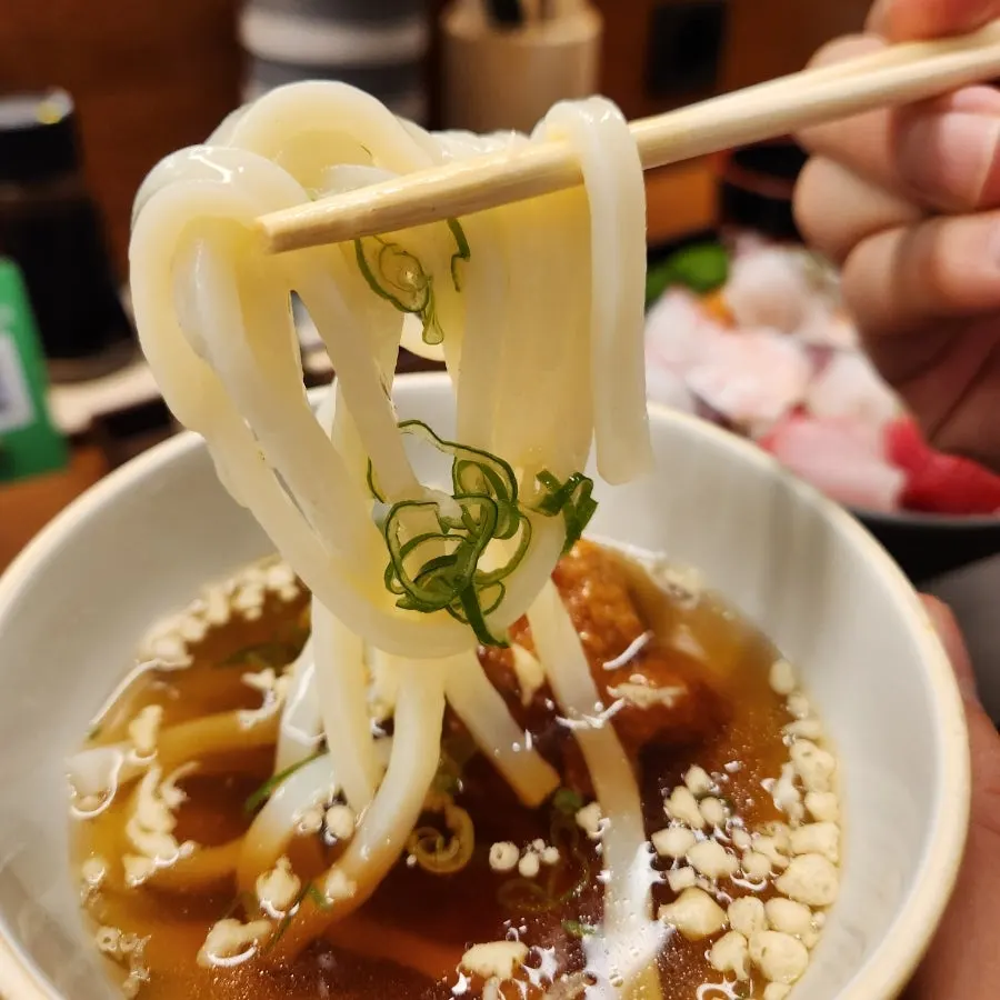 새콤한 국물의 냉우동 면