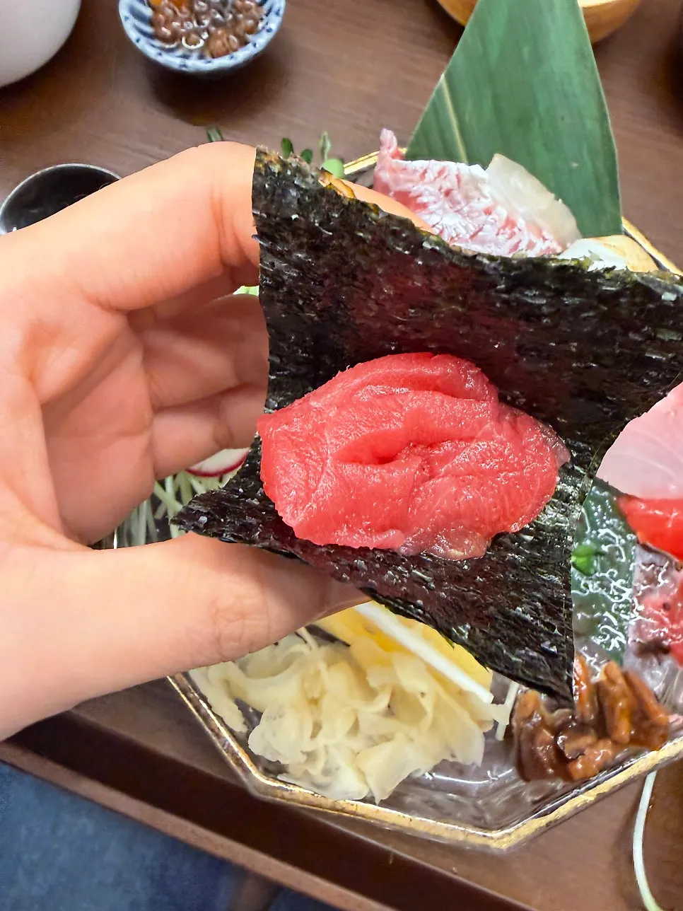 Wrapping thick sashimi in gamtae to eat