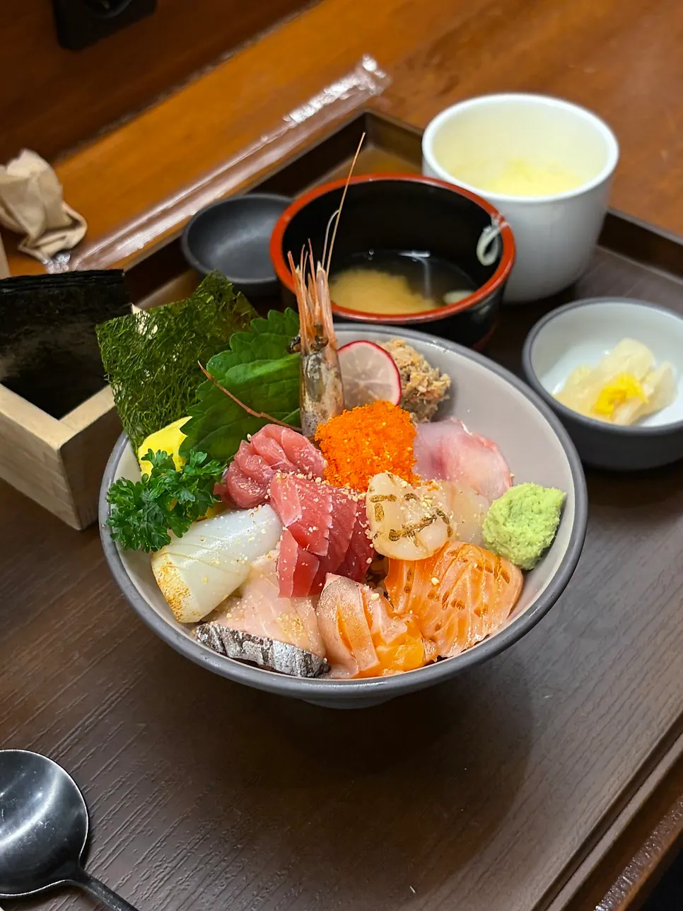 A kaisendon piled high with seafood