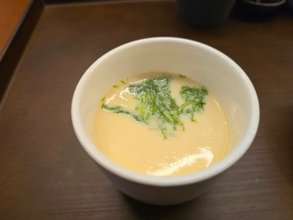우나기동과 오늘의초밥 정식이 함께 놓인 테이블