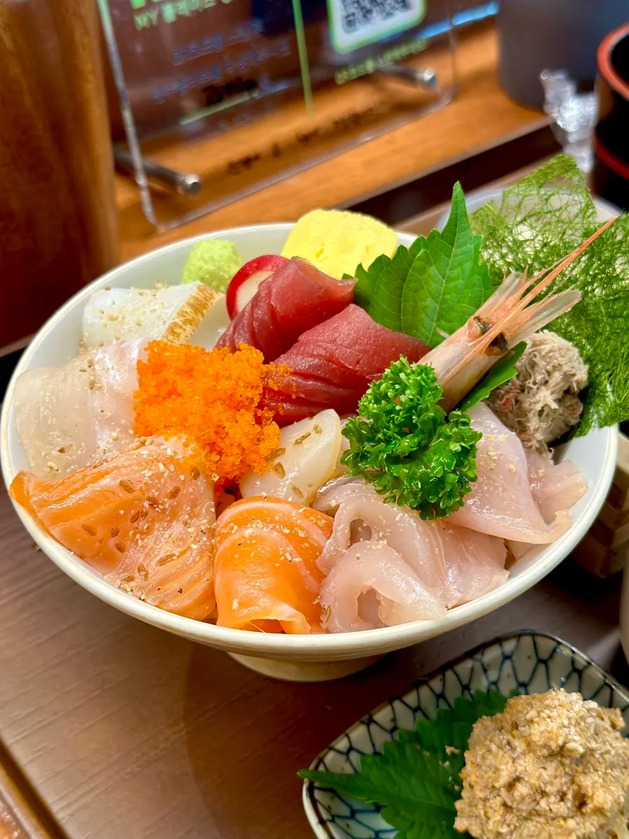 Kaisendon topped with whitefish, salmon, and tuna