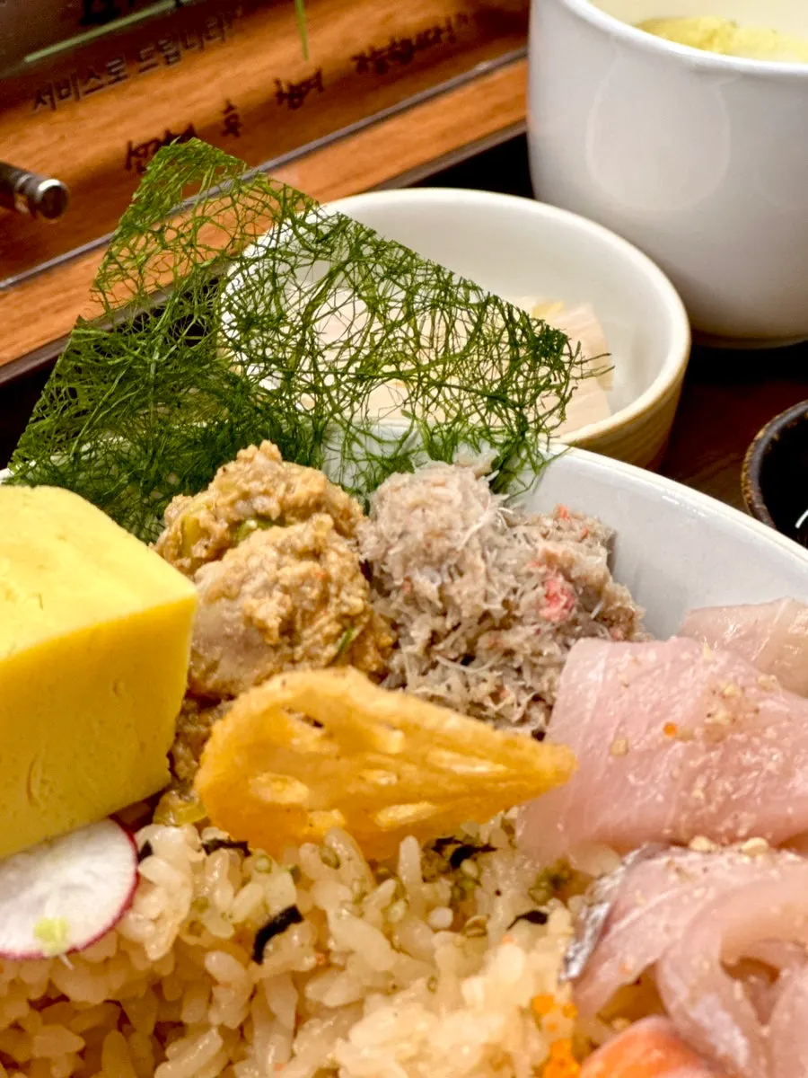Wrapping kaisendon in gamtae seaweed