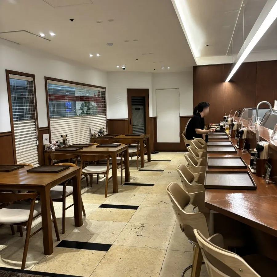 Dining room with single bar seats and 4-person tables