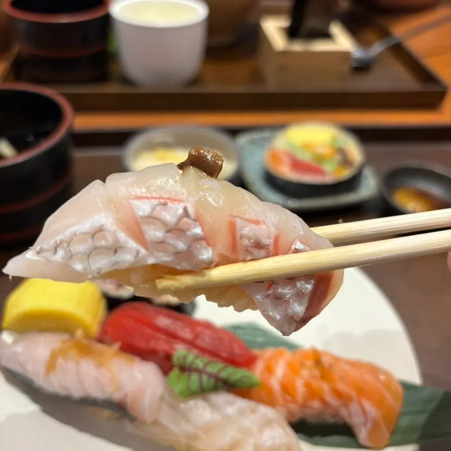 A plate of today's sushi set
