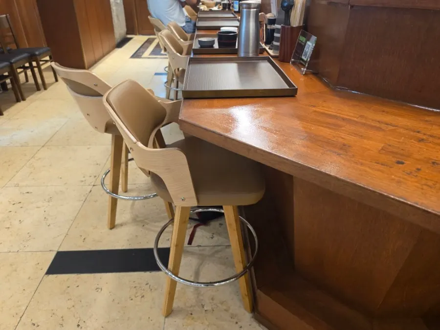 Partitioned sofa seating and bar-style dachi table