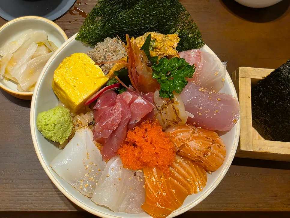 참치 연어 광어가 올라간 카이센동