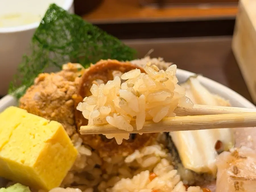 간이 된 밥과 백김치를 올린 김