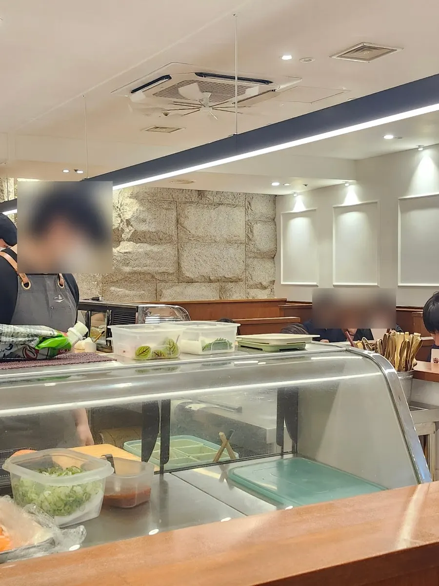 해산물을 손질하는 주방 모습