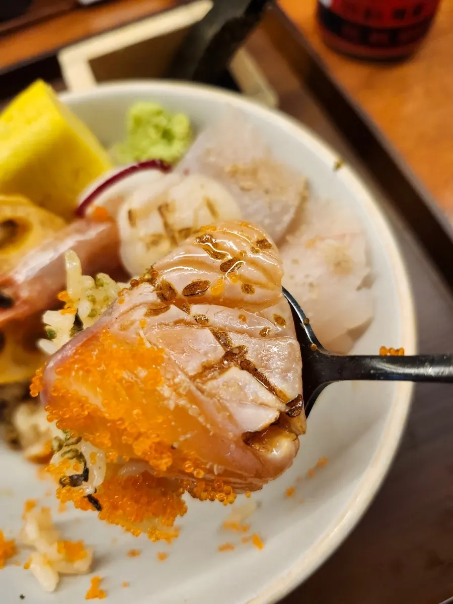 밥 위에 올린 카이센동 재료
