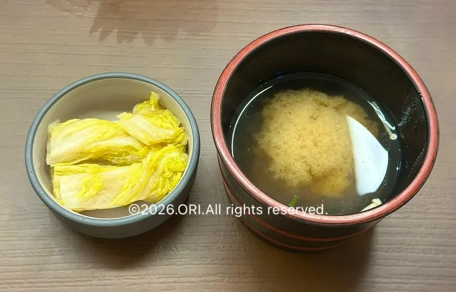 White kimchi and broth served as basic side dishes