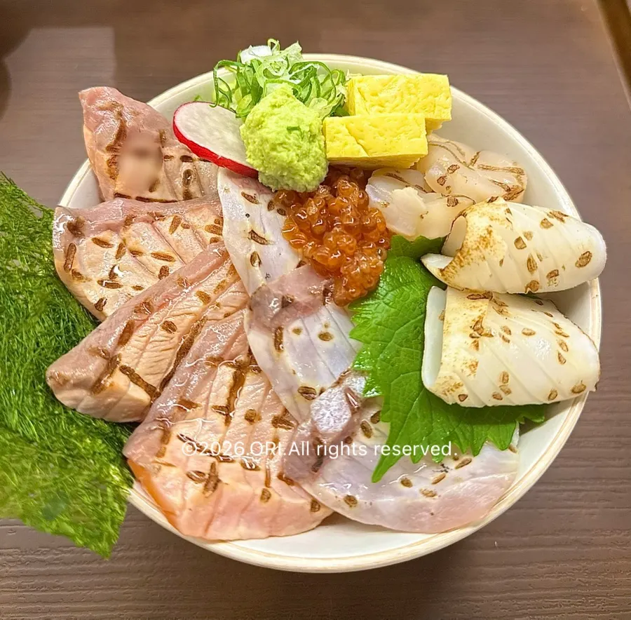 Aburidon plate with scallop and squid on top