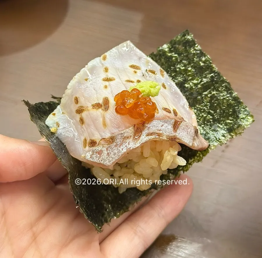 Wrapping rice and sushi in seaweed to eat