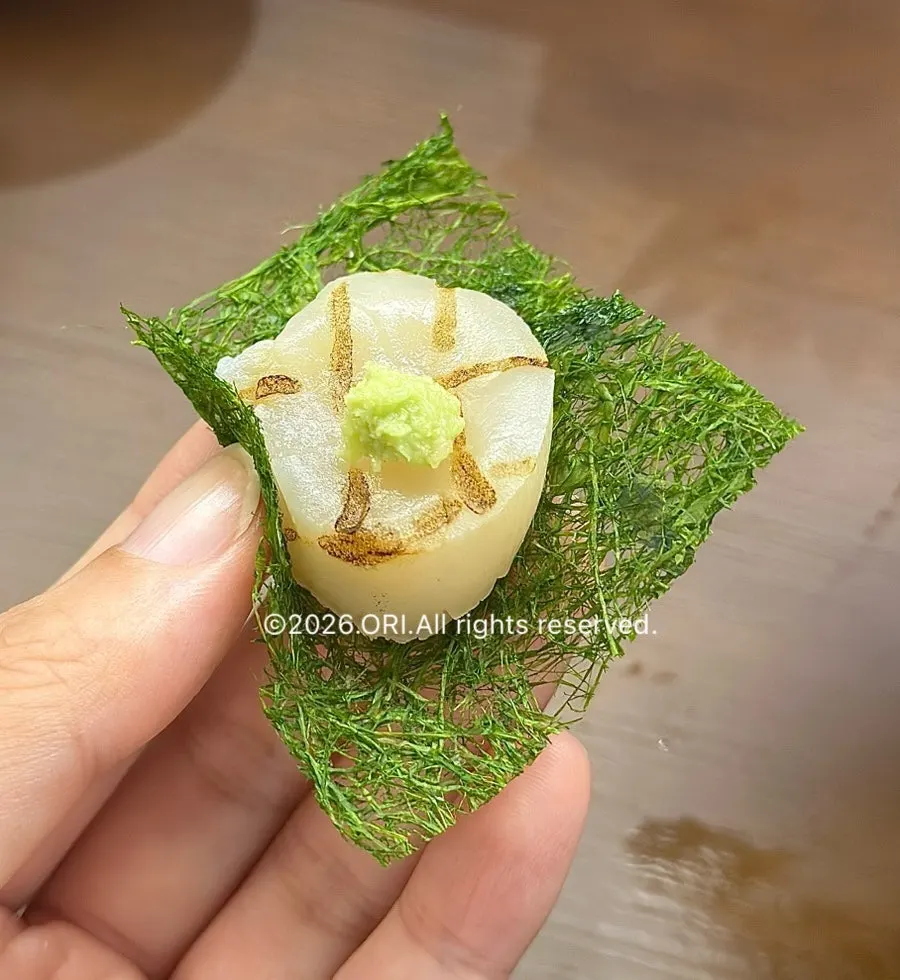 Aburidon sushi with a sheet of seaweed