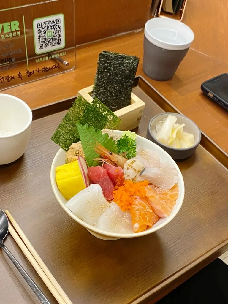 A spoonful of eel rice bowl scooped up with rice