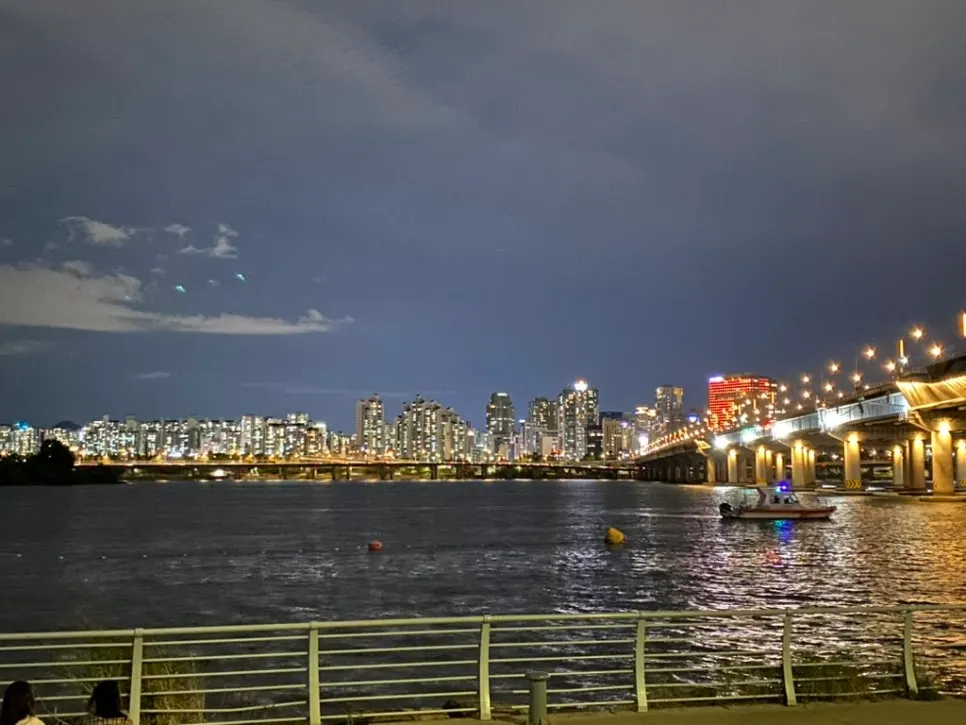 View of the Han River in Yeouido after the meal