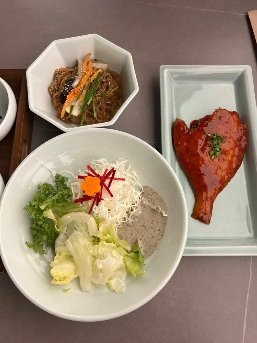 Side dishes in a seaweed soup set meal