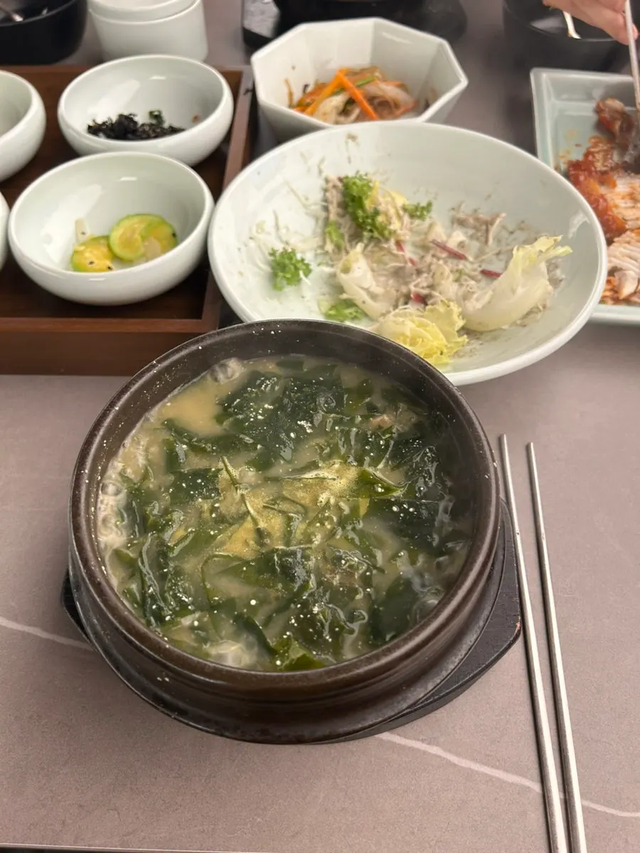 Beef seaweed soup and side dishes